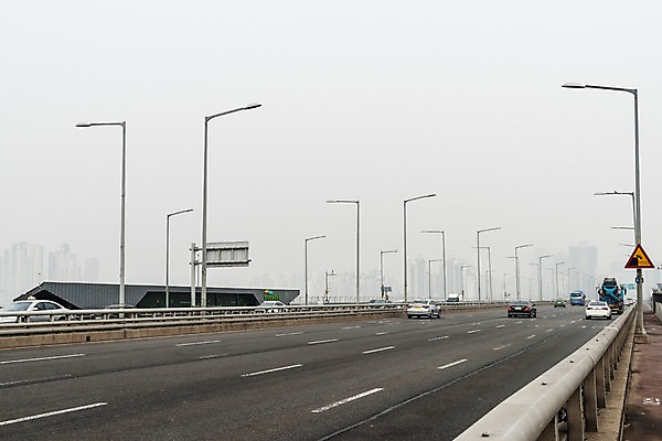 포토 JPG 주간 겨울 자동차 하늘 날씨 서울 한국 공해 사람없음 야외 도시풍경 환경 환경오염 오염 사회이슈 대기오염 흐림 마포대교 뿌연 여의도 황사 미세먼지 국내포토 자연요소 계절 아시아 육상교통 컨셉 풍경 다리_건축물 도시 먼지 파일형식