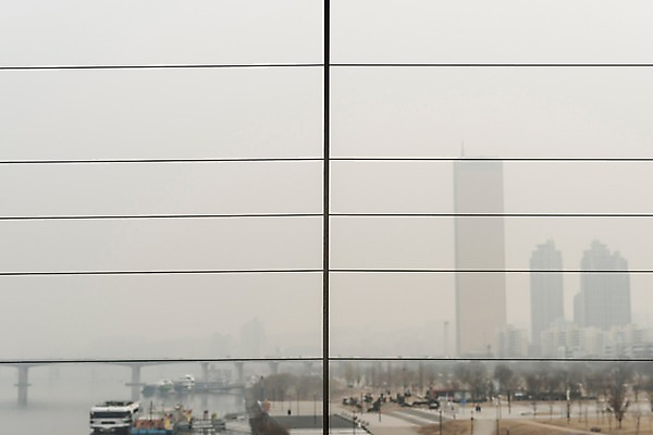 포토 JPG 주간 겨울 하늘 날씨 서울 한국 공해 사람없음 야외 도시풍경 환경 환경오염 오염 사회이슈 한강 철조망 대기오염 흐림 뿌연 여의도 황사 미세먼지 국내포토 자연요소 계절 아시아 컨셉 풍경 도시 먼지 랜드마크 파일형식