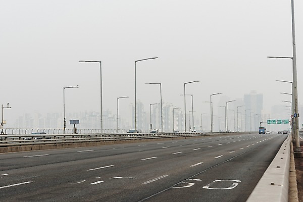 포토 JPG 주간 겨울 자동차 하늘 날씨 서울 한국 공해 사람없음 야외 도시풍경 환경 환경오염 오염 사회이슈 대기오염 흐림 마포대교 뿌연 여의도 황사 미세먼지 국내포토 자연요소 계절 아시아 육상교통 컨셉 풍경 다리_건축물 도시 먼지 파일형식