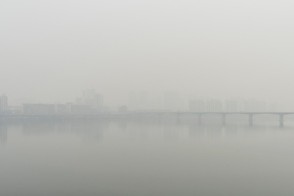 포토 JPG 주간 겨울 하늘 날씨 서울 한국 공해 사람없음 야외 도시풍경 환경 환경오염 오염 사회이슈 한강 대기오염 흐림 뿌연 여의도 원효대교 황사 미세먼지 국내포토 자연요소 계절 아시아 컨셉 풍경 다리_건축물 도시 먼지 랜드마크 파일형식