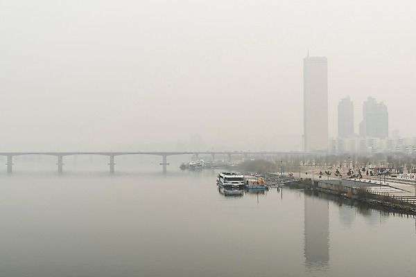 포토 JPG 주간 겨울 하늘 날씨 서울 한국 공해 사람없음 야외 도시풍경 환경 환경오염 오염 사회이슈 한강 대기오염 흐림 뿌연 여의도 원효대교 황사 미세먼지 국내포토 자연요소 계절 아시아 컨셉 풍경 다리_건축물 도시 먼지 랜드마크 파일형식