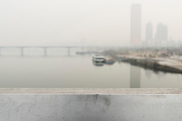 포토 JPG 주간 겨울 하늘 날씨 서울 한국 공해 사람없음 야외 도시풍경 환경 환경오염 오염 사회이슈 한강 대기오염 흐림 뿌연 여의도 원효대교 황사 미세먼지 국내포토 자연요소 계절 아시아 컨셉 풍경 다리_건축물 도시 먼지 랜드마크 파일형식