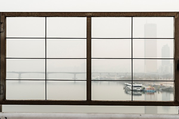 포토 JPG 주간 겨울 하늘 날씨 서울 한국 공해 사람없음 야외 도시풍경 환경 환경오염 오염 사회이슈 한강 철조망 대기오염 흐림 뿌연 여의도 황사 미세먼지 국내포토 자연요소 계절 아시아 컨셉 풍경 도시 먼지 랜드마크 파일형식