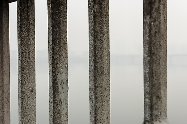포토 JPG 주간 겨울 하늘 날씨 서울 한국 공해 사람없음 야외 도시풍경 환경 환경오염 오염 사회이슈 부식 대기오염 흐림 뿌연 여의도 황사 미세먼지 국내포토 자연요소 계절 아시아 컨셉 풍경 도시 먼지 파일형식