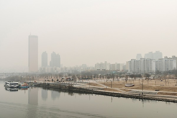 포토 JPG 주간 겨울 하늘 날씨 서울 한국 공해 사람없음 야외 도시풍경 환경 환경오염 오염 사회이슈 한강 대기오염 흐림 뿌연 여의도 한강공원 황사 미세먼지 국내포토 자연요소 계절 공원 아시아 컨셉 풍경 도시 먼지 랜드마크 파일형식