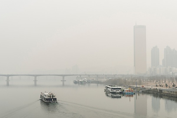 포토 JPG 주간 겨울 하늘 날씨 서울 한국 공해 사람없음 야외 도시풍경 환경 환경오염 오염 사회이슈 한강 대기오염 흐림 뿌연 여의도 황사 선박 미세먼지 국내포토 자연요소 계절 아시아 컨셉 수상교통 풍경 도시 먼지 랜드마크 파일형식