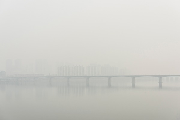 포토 JPG 주간 겨울 하늘 날씨 서울 한국 공해 사람없음 야외 도시풍경 환경 환경오염 오염 사회이슈 한강 대기오염 흐림 뿌연 여의도 원효대교 황사 미세먼지 국내포토 자연요소 계절 아시아 컨셉 풍경 다리_건축물 도시 먼지 랜드마크 파일형식