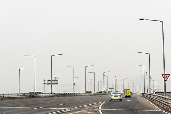 포토 JPG 주간 겨울 자동차 하늘 날씨 서울 한국 공해 사람없음 야외 도시풍경 환경 환경오염 오염 사회이슈 대기오염 흐림 마포대교 뿌연 여의도 황사 미세먼지 국내포토 자연요소 계절 아시아 육상교통 컨셉 풍경 다리_건축물 도시 먼지 파일형식