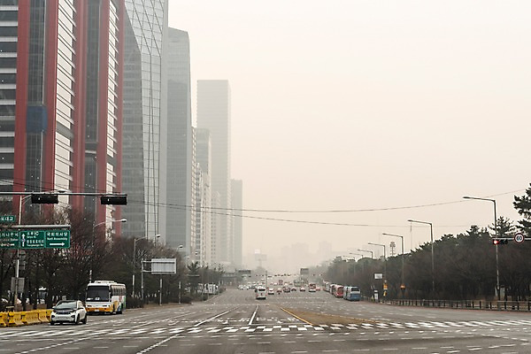 포토 JPG 주간 도로 겨울 하늘 날씨 서울 한국 공해 사람없음 야외 도시풍경 환경 환경오염 오염 사회이슈 대기오염 흐림 뿌연 여의도 황사 미세먼지 국내포토 자연요소 계절 아시아 길 컨셉 교통시설 풍경 도시 먼지 파일형식