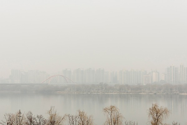 포토 JPG 주간 겨울 하늘 날씨 서울 한국 공해 사람없음 야외 도시풍경 환경 환경오염 오염 사회이슈 한강 대기오염 흐림 뿌연 서강대교 여의도 황사 미세먼지 국내포토 자연요소 계절 아시아 컨셉 풍경 다리_건축물 도시 먼지 랜드마크 파일형식