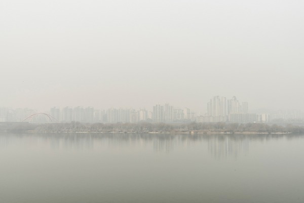 포토 JPG 주간 겨울 하늘 날씨 서울 한국 공해 사람없음 야외 도시풍경 환경 환경오염 오염 사회이슈 한강 대기오염 흐림 뿌연 서강대교 여의도 황사 미세먼지 국내포토 자연요소 계절 아시아 컨셉 풍경 다리_건축물 도시 먼지 랜드마크 파일형식
