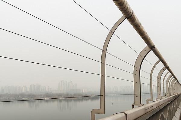 포토 JPG 주간 겨울 하늘 날씨 서울 한국 공해 사람없음 야외 도시풍경 환경 환경오염 오염 사회이슈 한강 철조망 대기오염 흐림 뿌연 여의도 황사 미세먼지 국내포토 자연요소 계절 아시아 컨셉 풍경 도시 먼지 랜드마크 파일형식