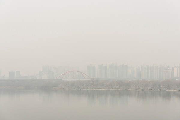 포토 JPG 주간 겨울 하늘 날씨 서울 한국 공해 사람없음 야외 도시풍경 환경 환경오염 오염 사회이슈 한강 대기오염 흐림 뿌연 서강대교 여의도 황사 미세먼지 국내포토 자연요소 계절 아시아 컨셉 풍경 다리_건축물 도시 먼지 랜드마크 파일형식