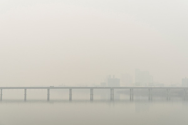 포토 JPG 주간 겨울 하늘 날씨 서울 한국 공해 사람없음 야외 도시풍경 환경 환경오염 오염 사회이슈 한강 대기오염 흐림 뿌연 서강대교 여의도 황사 미세먼지 국내포토 자연요소 계절 아시아 컨셉 풍경 다리_건축물 도시 먼지 랜드마크 파일형식