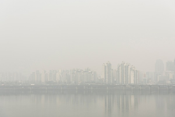 포토 JPG 주간 겨울 하늘 날씨 아파트 서울 한국 공해 사람없음 야외 도시풍경 환경 환경오염 오염 사회이슈 한강 대기오염 흐림 뿌연 여의도 황사 미세먼지 국내포토 자연요소 계절 아시아 컨셉 주택 풍경 도시 먼지 랜드마크 파일형식