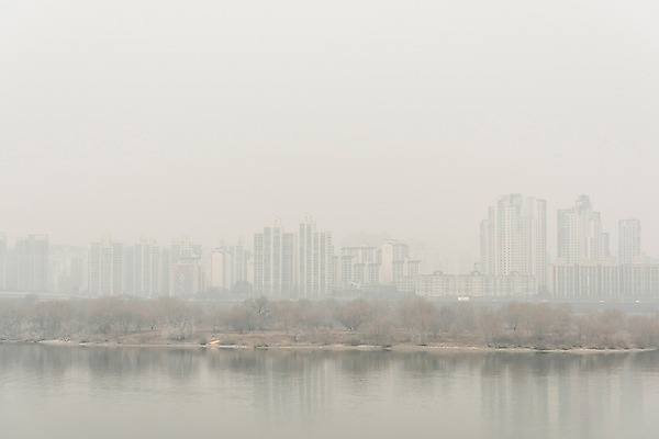 포토 JPG 주간 겨울 하늘 날씨 아파트 서울 한국 공해 사람없음 야외 도시풍경 환경 환경오염 오염 사회이슈 한강 대기오염 흐림 뿌연 여의도 황사 미세먼지 국내포토 자연요소 계절 아시아 컨셉 주택 풍경 도시 먼지 랜드마크 파일형식