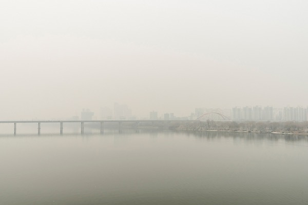 포토 JPG 주간 겨울 하늘 날씨 서울 한국 공해 사람없음 야외 도시풍경 환경 환경오염 오염 사회이슈 한강 대기오염 흐림 뿌연 서강대교 여의도 황사 미세먼지 국내포토 자연요소 계절 아시아 컨셉 풍경 다리_건축물 도시 먼지 랜드마크 파일형식