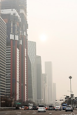 포토 JPG 주간 도로 겨울 자동차 하늘 날씨 서울 한국 빌딩 공해 사람없음 야외 도시풍경 환경 환경오염 오염 사회이슈 대기오염 흐림 뿌연 여의도 황사 미세먼지 국내포토 자연요소 계절 아시아 길 육상교통 컨셉 교통시설 풍경 건물 도시 먼지 파일형식
