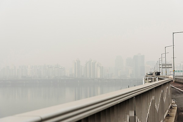 포토 JPG 주간 겨울 하늘 날씨 서울 한국 공해 사람없음 야외 도시풍경 환경 환경오염 오염 사회이슈 한강 대기오염 흐림 마포대교 뿌연 여의도 황사 미세먼지 국내포토 자연요소 계절 아시아 컨셉 풍경 다리_건축물 도시 먼지 랜드마크 파일형식