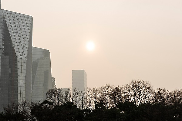 포토 JPG 주간 겨울 하늘 날씨 서울 한국 빌딩 공해 사람없음 야외 도시풍경 태양 환경 환경오염 오염 사회이슈 대기오염 흐림 뿌연 여의도 황사 미세먼지 국내포토 자연요소 계절 아시아 컨셉 풍경 건물 도시 먼지 파일형식
