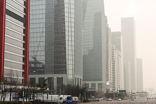 포토 JPG 주간 도로 겨울 하늘 날씨 서울 한국 빌딩 공해 사람없음 야외 도시풍경 환경 환경오염 오염 사회이슈 대기오염 흐림 뿌연 여의도 황사 미세먼지 국내포토 자연요소 계절 아시아 길 컨셉 교통시설 풍경 건물 도시 먼지 파일형식