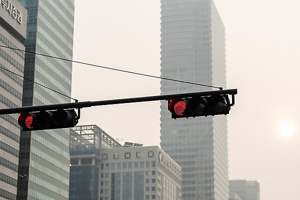 포토 JPG 주간 겨울 하늘 날씨 서울 한국 빌딩 공해 사람없음 야외 도시풍경 환경 환경오염 오염 신호등 사회이슈 대기오염 흐림 뿌연 여의도 황사 미세먼지 국내포토 자연요소 계절 아시아 컨셉 풍경 건물 도시 먼지 파일형식