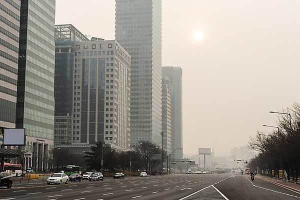 포토 JPG 주간 도로 겨울 자동차 하늘 날씨 서울 한국 빌딩 공해 사람없음 야외 도시풍경 환경 환경오염 오염 사회이슈 대기오염 흐림 뿌연 여의도 황사 미세먼지 국내포토 자연요소 계절 아시아 길 육상교통 컨셉 교통시설 풍경 건물 도시 먼지 파일형식