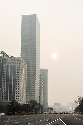 포토 JPG 주간 도로 겨울 하늘 날씨 서울 한국 빌딩 공해 사람없음 야외 도시풍경 환경 환경오염 오염 사회이슈 대기오염 흐림 뿌연 여의도 황사 미세먼지 국내포토 자연요소 계절 아시아 길 컨셉 교통시설 풍경 건물 도시 먼지 파일형식
