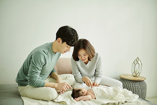 포토 JPG 전신 여자 남자 행복 가족 신혼부부 엄마 실내 미소 앉기 20대 성인 앞모습 옆모습 세명 부모 눕기 화목 한국인 육아 침대 아기 아빠 육아라이프 부부라이프 남성육아휴직 육아대디 국내포토 라이프스타일 부부 감정 뷰포인트 가구 컨셉 관계 모션 표정 사람 동양인 청년 내부 신혼 파일형식 육아휴직