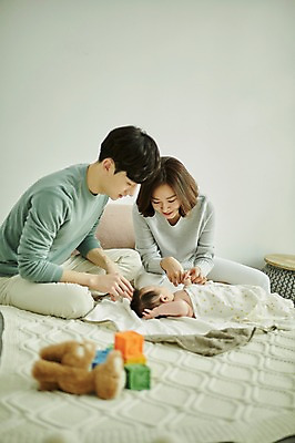 포토 JPG 전신 여자 남자 행복 가족 신혼부부 엄마 실내 미소 앉기 20대 성인 앞모습 옆모습 세명 부모 눕기 화목 한국인 육아 침대 아기 아빠 육아라이프 부부라이프 남성육아휴직 육아대디 국내포토 라이프스타일 부부 감정 뷰포인트 가구 컨셉 관계 모션 표정 사람 동양인 청년 내부 신혼 파일형식 육아휴직