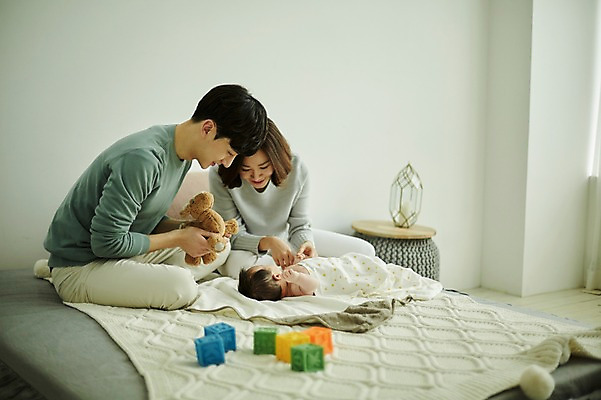 포토 JPG 전신 여자 남자 행복 가족 신혼부부 엄마 실내 미소 앉기 20대 성인 앞모습 옆모습 세명 부모 눕기 화목 한국인 육아 침대 아기 아빠 육아라이프 부부라이프 남성육아휴직 육아대디 국내포토 라이프스타일 부부 감정 뷰포인트 가구 컨셉 관계 모션 표정 사람 동양인 청년 내부 신혼 파일형식 육아휴직