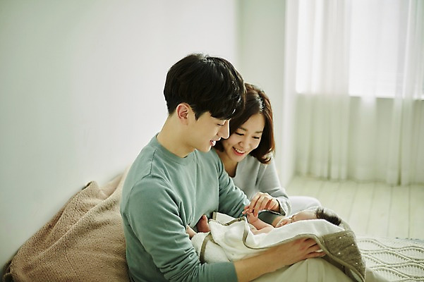 포토 JPG 여자 남자 행복 가족 신혼부부 안기 엄마 실내 미소 앉기 상반신 20대 성인 옆모습 세명 부모 화목 한국인 육아 침대 아기 아빠 육아라이프 부부라이프 남성육아휴직 육아대디 국내포토 라이프스타일 부부 감정 뷰포인트 가구 컨셉 관계 모션 표정 사람 동양인 청년 내부 신혼 파일형식 육아휴직