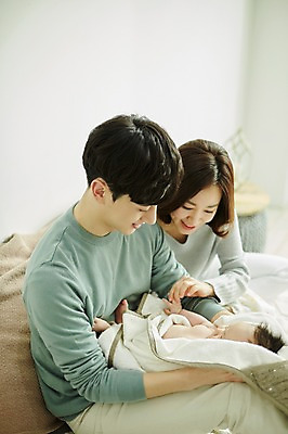 포토 JPG 여자 남자 행복 가족 신혼부부 안기 엄마 실내 미소 앉기 상반신 20대 성인 옆모습 세명 부모 화목 한국인 육아 침대 아기 아빠 육아라이프 부부라이프 남성육아휴직 육아대디 국내포토 라이프스타일 부부 감정 뷰포인트 가구 컨셉 관계 모션 표정 사람 동양인 청년 내부 신혼 파일형식 육아휴직