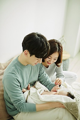 포토 JPG 여자 남자 행복 가족 신혼부부 안기 엄마 실내 미소 앉기 상반신 20대 성인 옆모습 세명 부모 화목 한국인 육아 침대 아기 아빠 육아라이프 부부라이프 남성육아휴직 육아대디 국내포토 라이프스타일 부부 감정 뷰포인트 가구 컨셉 관계 모션 표정 사람 동양인 청년 내부 신혼 파일형식 육아휴직