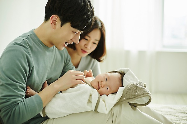 포토 JPG 여자 남자 행복 가족 신혼부부 안기 엄마 실내 미소 앉기 상반신 20대 성인 옆모습 세명 부모 화목 한국인 육아 침대 아기 아빠 육아라이프 부부라이프 남성육아휴직 육아대디 국내포토 라이프스타일 부부 감정 뷰포인트 가구 컨셉 관계 모션 표정 사람 동양인 청년 내부 신혼 파일형식 육아휴직