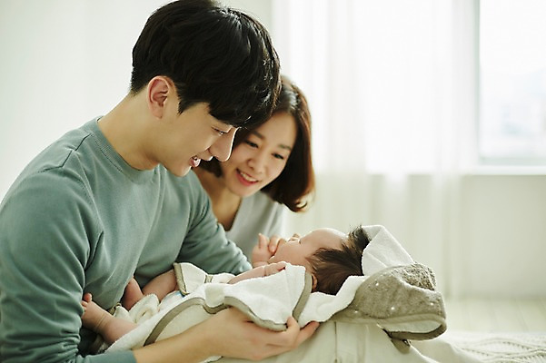 포토 JPG 여자 남자 행복 가족 신혼부부 안기 엄마 실내 미소 앉기 상반신 20대 성인 옆모습 세명 부모 화목 한국인 육아 침대 아기 아빠 육아라이프 부부라이프 남성육아휴직 육아대디 국내포토 라이프스타일 부부 감정 뷰포인트 가구 컨셉 관계 모션 표정 사람 동양인 청년 내부 신혼 파일형식 육아휴직