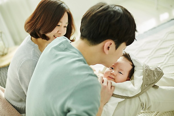 포토 JPG 여자 남자 행복 가족 신혼부부 안기 엄마 실내 미소 앉기 상반신 20대 성인 옆모습 세명 부모 화목 한국인 육아 침대 아기 아빠 육아라이프 부부라이프 남성육아휴직 육아대디 국내포토 라이프스타일 부부 감정 뷰포인트 가구 컨셉 관계 모션 표정 사람 동양인 청년 내부 신혼 파일형식 육아휴직