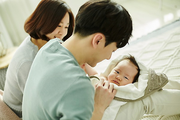 포토 JPG 여자 남자 행복 가족 신혼부부 안기 엄마 실내 미소 앉기 상반신 20대 성인 옆모습 세명 부모 화목 한국인 육아 침대 아기 아빠 육아라이프 부부라이프 남성육아휴직 육아대디 국내포토 라이프스타일 부부 감정 뷰포인트 가구 컨셉 관계 모션 표정 사람 동양인 청년 내부 신혼 파일형식 육아휴직