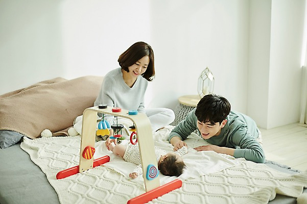 포토 JPG 전신 여자 남자 행복 가족 신혼부부 엄마 실내 미소 앉기 상반신 20대 성인 앞모습 세명 부모 눕기 화목 한국인 육아 침대 아기 아빠 모빌 육아라이프 부부라이프 남성육아휴직 육아대디 국내포토 라이프스타일 부부 감정 뷰포인트 가구 컨셉 관계 모션 표정 사람 동양인 청년 내부 아기용품 신혼 파일형식 육아휴직