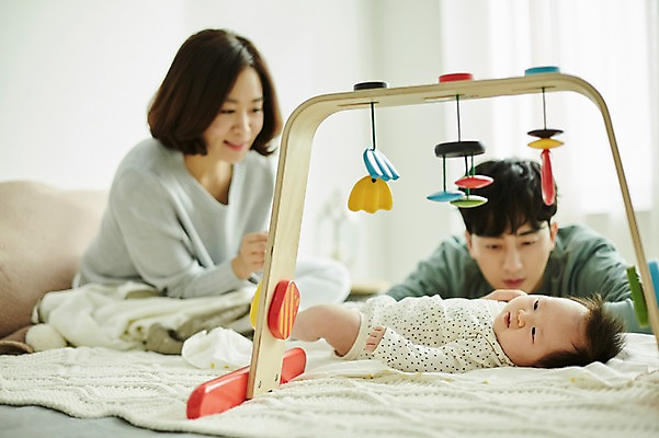 포토 JPG 여자 남자 행복 가족 신혼부부 엄마 실내 미소 앉기 상반신 20대 성인 앞모습 아웃포커스 세명 부모 눕기 화목 한국인 육아 침대 아기 아빠 모빌 육아라이프 부부라이프 남성육아휴직 육아대디 국내포토 라이프스타일 부부 감정 뷰포인트 가구 컨셉 관계 모션 촬영기법 표정 사람 동양인 청년 내부 아기용품 신혼 파일형식 육아휴직