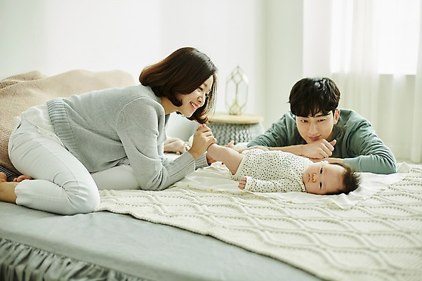 포토 JPG 여자 남자 행복 가족 신혼부부 엄마 실내 미소 앉기 상반신 20대 성인 앞모습 옆모습 세명 부모 눕기 화목 한국인 육아 침대 아기 아빠 육아라이프 부부라이프 남성육아휴직 육아대디 국내포토 라이프스타일 부부 감정 뷰포인트 가구 컨셉 관계 모션 표정 사람 동양인 청년 내부 신혼 파일형식 육아휴직