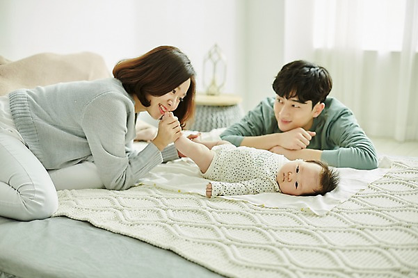 포토 JPG 여자 남자 행복 가족 신혼부부 엄마 실내 미소 앉기 상반신 20대 성인 앞모습 옆모습 세명 부모 눕기 화목 한국인 육아 침대 아기 아빠 육아라이프 부부라이프 남성육아휴직 육아대디 국내포토 라이프스타일 부부 감정 뷰포인트 가구 컨셉 관계 모션 표정 사람 동양인 청년 내부 신혼 파일형식 육아휴직