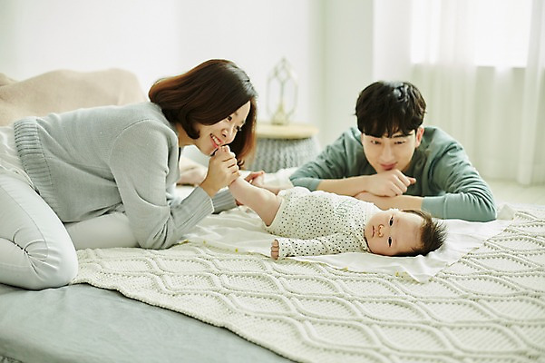 포토 JPG 여자 남자 행복 가족 신혼부부 엄마 실내 미소 앉기 상반신 20대 성인 앞모습 옆모습 세명 부모 눕기 화목 한국인 육아 침대 아기 아빠 육아라이프 부부라이프 남성육아휴직 육아대디 국내포토 라이프스타일 부부 감정 뷰포인트 가구 컨셉 관계 모션 표정 사람 동양인 청년 내부 신혼 파일형식 육아휴직