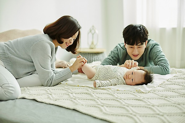 포토 JPG 여자 남자 행복 가족 신혼부부 엄마 실내 미소 앉기 상반신 20대 성인 앞모습 옆모습 세명 부모 눕기 화목 한국인 육아 침대 아기 아빠 육아라이프 부부라이프 남성육아휴직 육아대디 국내포토 라이프스타일 부부 감정 뷰포인트 가구 컨셉 관계 모션 표정 사람 동양인 청년 내부 신혼 파일형식 육아휴직