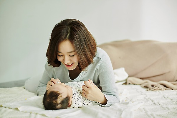 포토 JPG 여자 엎드리기 가족 엄마 실내 상반신 20대 성인 두명 눕기 화목 한국인 육아 침대 아기 육아라이프 싱글맘 한부모가족 국내포토 라이프스타일 가구 컨셉 관계 모션 사람 동양인 청년 내부 파일형식
