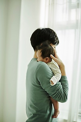 포토 JPG 전신 남자 행복 가족 안기 실내 서기 상반신 20대 성인 두명 옆모습 화목 한국인 육아 아기 아빠 소중 육아라이프 남성육아휴직 육아대디 싱글대디 한부모가족 국내포토 라이프스타일 감정 뷰포인트 컨셉 관계 모션 사람 동양인 청년 내부 파일형식 육아휴직