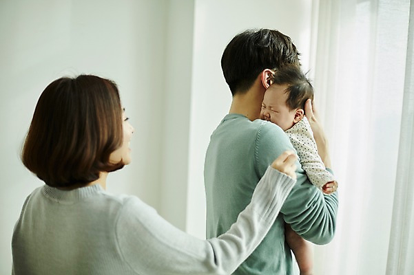 포토 JPG 여자 남자 가족 신혼부부 안기 엄마 실내 서기 상반신 20대 성인 옆모습 세명 부모 화목 한국인 육아 아기 아빠 울음 육아라이프 부부라이프 달래기 남성육아휴직 육아대디 국내포토 라이프스타일 부부 뷰포인트 컨셉 관계 모션 표정 사람 동양인 청년 내부 신혼 파일형식 육아휴직