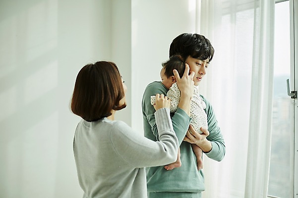 포토 JPG 여자 남자 가족 신혼부부 안기 엄마 실내 서기 상반신 20대 성인 옆모습 세명 부모 화목 한국인 육아 아기 아빠 육아라이프 부부라이프 달래기 남성육아휴직 육아대디 국내포토 라이프스타일 부부 뷰포인트 컨셉 관계 모션 사람 동양인 청년 내부 신혼 파일형식 육아휴직