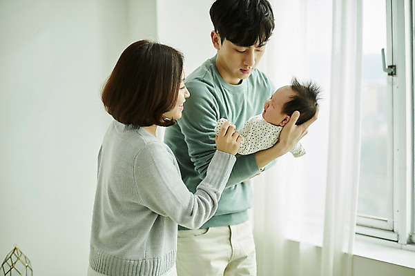 포토 JPG 여자 남자 가족 신혼부부 안기 엄마 실내 서기 상반신 20대 성인 옆모습 세명 부모 화목 한국인 육아 아기 아빠 육아라이프 부부라이프 달래기 남성육아휴직 육아대디 국내포토 라이프스타일 부부 뷰포인트 컨셉 관계 모션 사람 동양인 청년 내부 신혼 파일형식 육아휴직