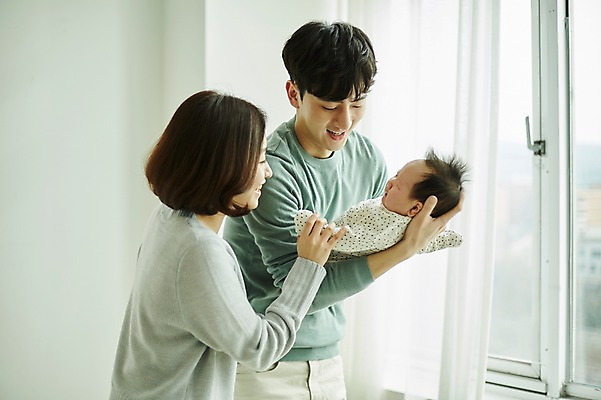 포토 JPG 여자 남자 가족 신혼부부 안기 엄마 실내 서기 상반신 20대 성인 옆모습 세명 부모 화목 한국인 육아 아기 아빠 육아라이프 부부라이프 달래기 남성육아휴직 육아대디 국내포토 라이프스타일 부부 뷰포인트 컨셉 관계 모션 사람 동양인 청년 내부 신혼 파일형식 육아휴직